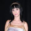 Katy Perry réalise un très beau fashion faux pas avec une robe à l'imprimé cosmique et des bottes marrons. Londres, novembre 2008.