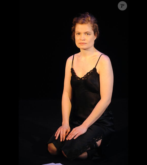 Sarah Biasini jouant la pièce Lettre d'une inconnue au théâtre des Mathurins le 9 janvier 2012 à Paris