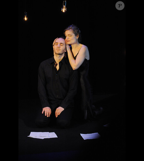 Sarah Biasini et Thomas Cousseau jouant la pièce Lettre d'une inconnue au théâtre des Mathurins le 9 janvier 2012 à Paris