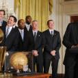 Barack Obama au milieu de l'équipe des Mavericks de Dallas le 9 janvier 2012 à la Maison Blanche à Washington
