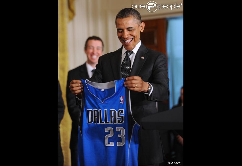 Barack Obama au milieu de l&#039;équipe des Mavericks de Dallas le 9 janvier 2012 à la Maison Blanche à Washington