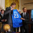 Barack Obama reçoit un maillot à son nom de Dirk Nowitzki des Mavericks de Dallas, le 9 janvier 2012, à la Maison Blanche, à Washington