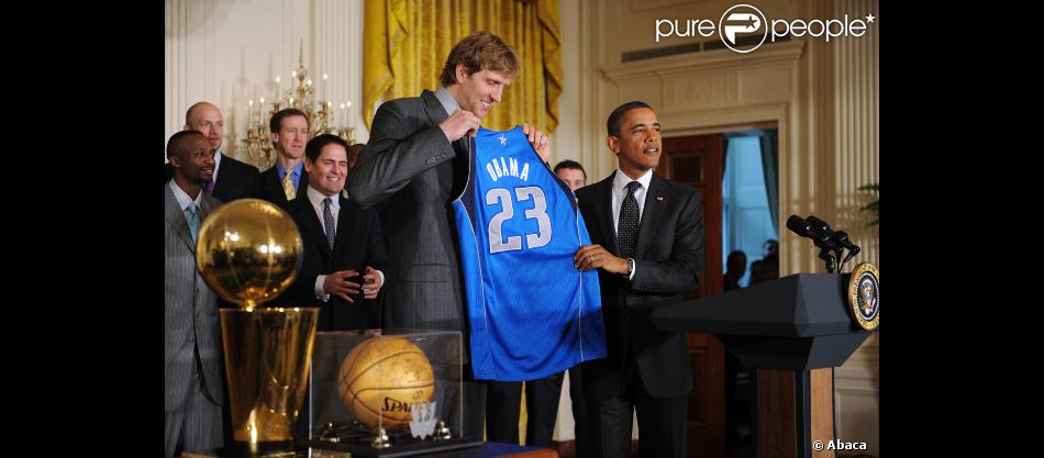 Barack Obama reçoit un maillot à son nom de Dirk Nowitzki des Mavericks de Dallas, le 9 janvier 2012, à la Maison Blanche, à Washington