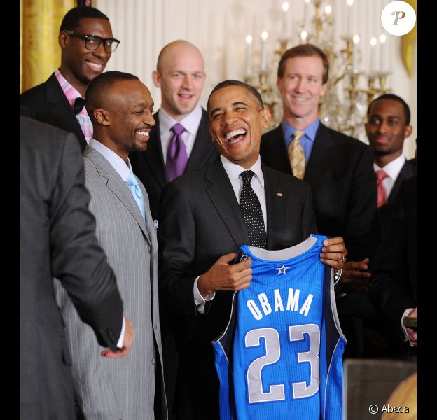 Jason Terry et Barack Obama au milieu de l'équipe des Mavericks de Dallas, le 9 janvier 2012, à la Maison Blanche, à Washington