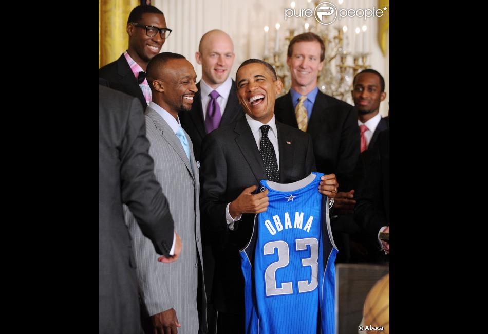 Jason Terry et Barack Obama au milieu de l&#039;équipe des Mavericks de Dallas, le 9 janvier 2012, à la Maison Blanche, à Washington