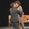 Le metteur en scène Thierry Harcourt félicite Judith Magre lors de la générale de la pièce Rose, à La Pépinière Théâtre, le 10 janvier 2012.