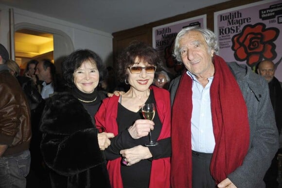 Judith Magre entourée de Marie-José Nat et son époux lors de la générale de la pièce Rose, à La Pépinière Théâtre, le 10 janvier 2012.