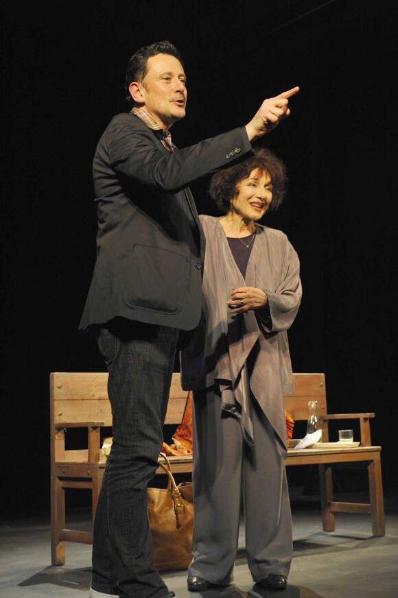 Le metteur en scène Thierry Harcourt félicite Judith Magre lors de la générale de la pièce Rose, à La Pépinière Théâtre, le 10 janvier 2012.