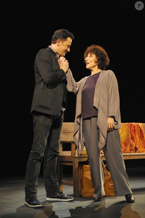 Le metteur en scène Thierry Harcourt félicite Judith Magre lors de la générale de la pièce Rose, à La Pépinière Théâtre, le 10 janvier 2012.