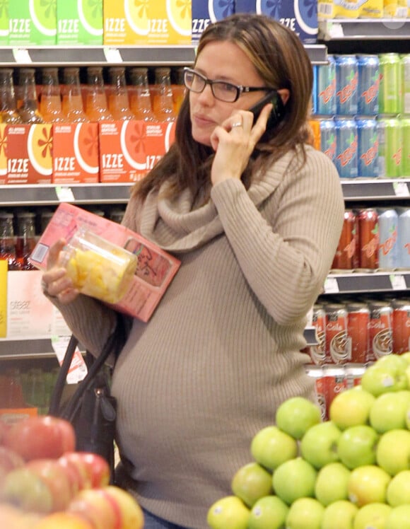Jennifer Garner, très enceinte, fait ses courses et passe un appel. Los Angeles, le 11 janvier 2012