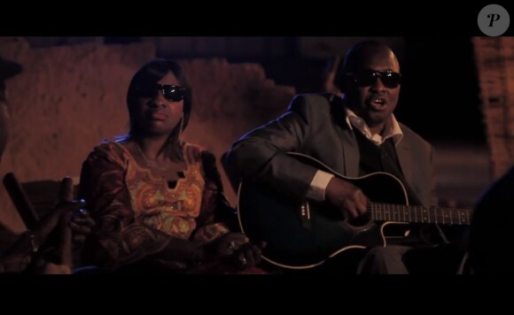 Bartand Cantat et Amadou & Mariam dans leur clip Oh Amadou publié janvier 2012.