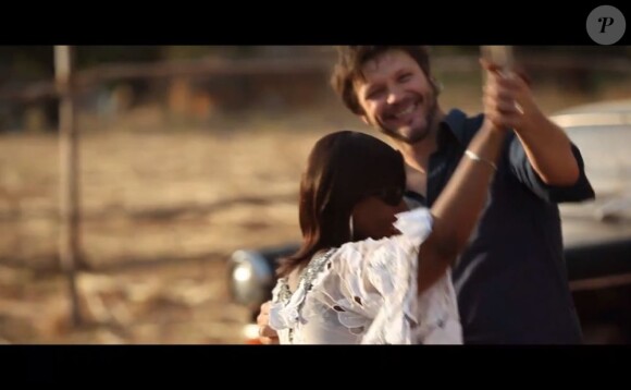 Bartand Cantat et Mariam dans le clip Oh Amadou publié janvier 2012.