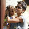 Halle Berry récupère sa petite Nahla à la sortie de l'école, le vendredi 13 janvier 2012.