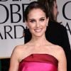 Venue en couple avec son fiancé Benjamin Millepied, Natalie Portman portait une robe Lanvin. Los Angeles, le 15 janvier 2012.