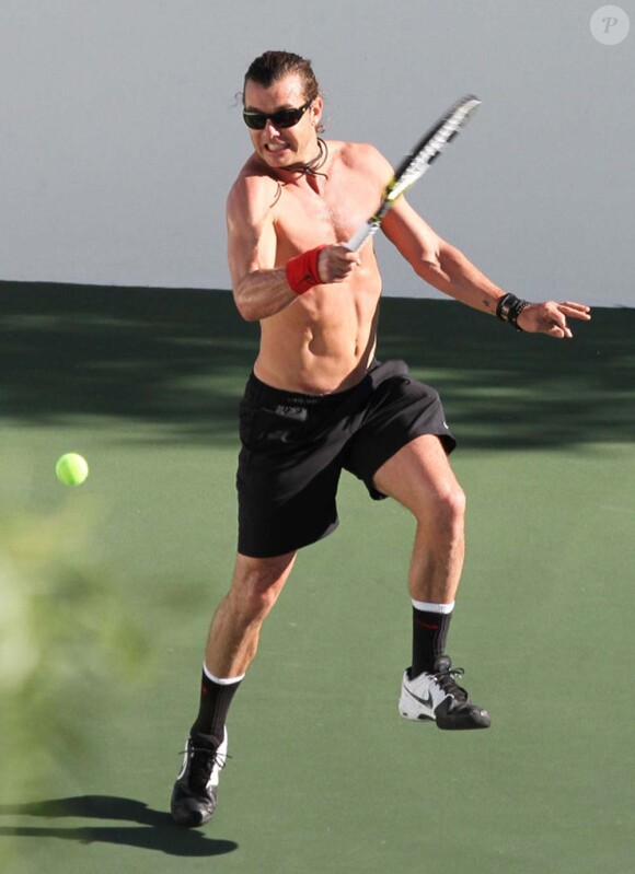 Gavin Rossdale souffre pendant son match de tennis, à Los Angeles, le 9 janvier 2012.