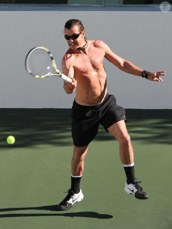 Gavin Rossdale, assez peu mis en valeur en plein effort sur le terrain de tennis, à Los Angeles, le 9 janvier 2012.