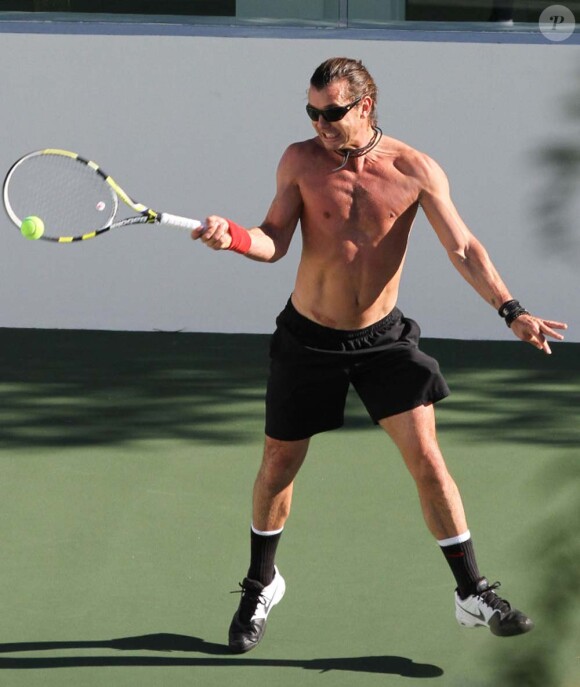 Gavin Rossdale, un peu raide du côté gauche, en plein match de tennis, à Los Angeles, le 9 janvier 2012.