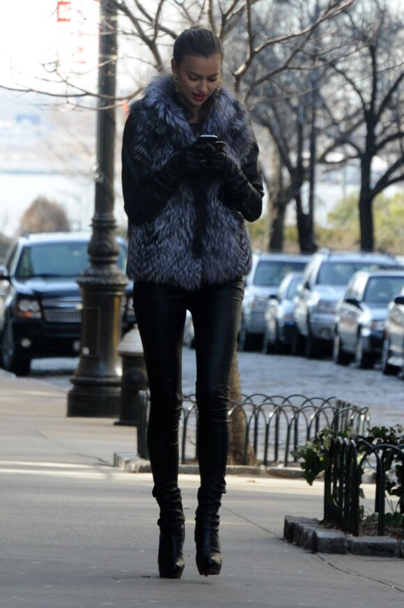 Irina Shayk, stylée dans le quartier de West Village à New York, le 16 janvier 2012.