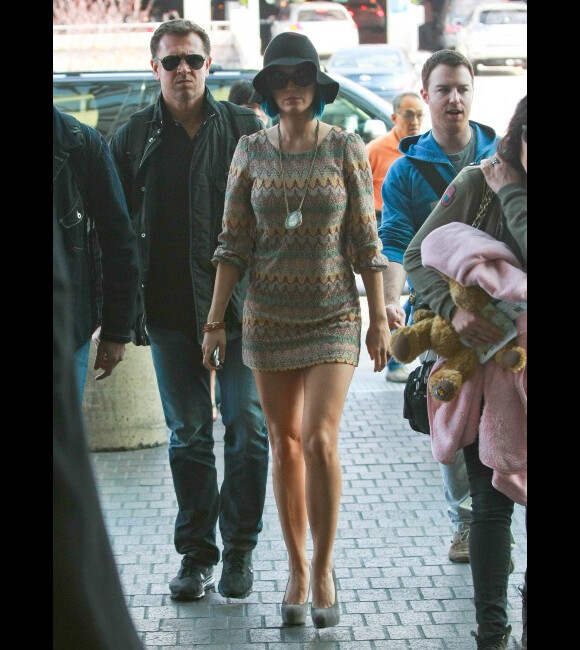 Katy Perry, entourée de son staff, arrive à l'aéroport de Los Angeles le 16 janvier 2012