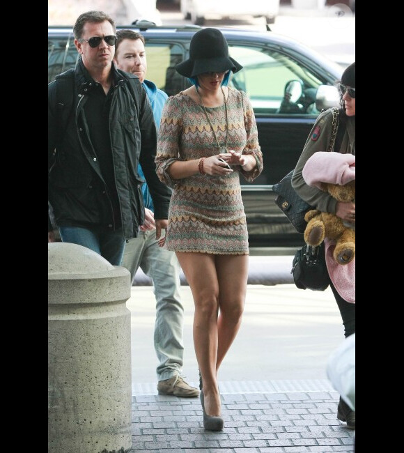 Katy Perry semble très préoccupée par son téléphone lorsqu'elle arrive à l'aéroport de Los Angeles le 16 janvier 2012