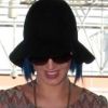 Katy Perry sourit discrètement à la sortie de l'aéroport de Los Angeles le 16 janvier 2012