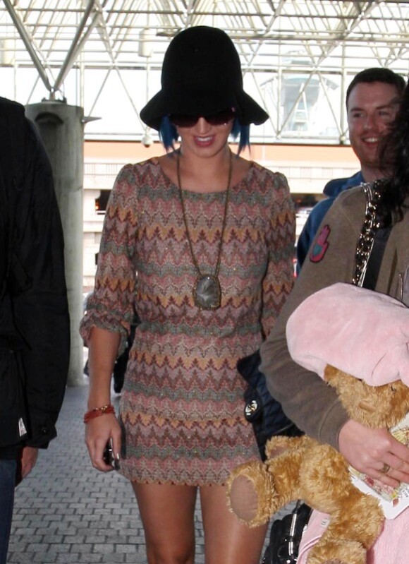 Katy Perry sourit discrètement à la sortie de l'aéroport de Los Angeles le 16 janvier 2012