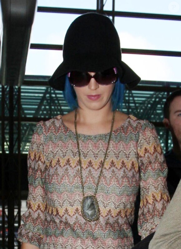 Katy Perry, ravissante, à la sortie de l'aéroport de Los Angeles le 16 janvier 2012