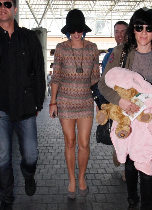 Katy Perry, ravissante et jamais sans son doudou à la sortie de l'aéroport de Los Angeles le 16 janvier 2012