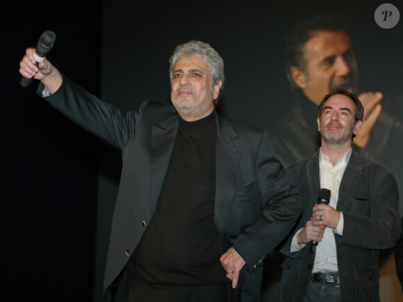 Enrico Macias fait son show devant Bruno Solo à la première de La Vérité si je mens 3 au Kinepolis de Lomme dans le nord de la France le 16 janvier 2012 