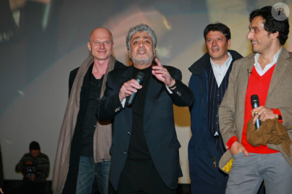 Enrico Macias fait son show aux côtés de Vincent Elbaz à la première de La Vérité si je mens 3 au Kinepolis de Lomme dans le nord de la France le 16 janvier 2012 