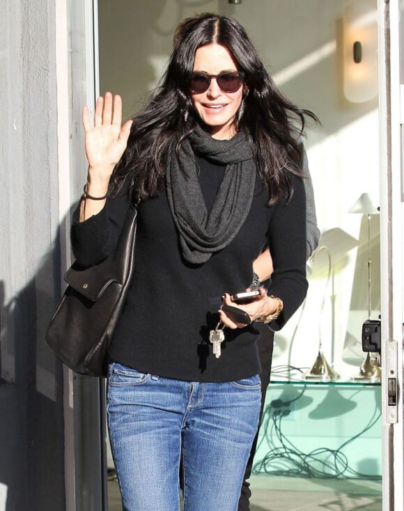 Courteney Cox en pleine séance shopping dans les rues de Los Angeles. Le 17 janvier 2012