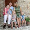 Willem-Alexander et Maxima des Pays-Bas avec leurs filles en vacances en Toscane en juillet 2011. En janvier 2012, leur rêve de vacances au Mozambique a pris fin avec la vente d'une villa polémique.