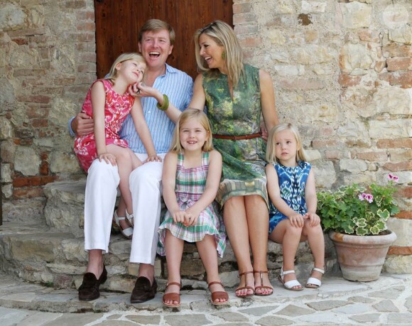 Willem-Alexander et Maxima des Pays-Bas avec leurs filles en vacances en Toscane en juillet 2011. En janvier 2012, leur rêve de vacances au Mozambique a pris fin avec la vente d'une villa polémique.