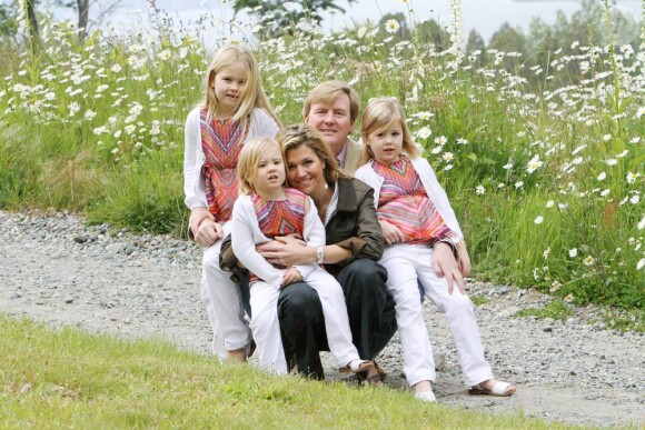 Willem-Alexander et Maxima des Pays-Bas avec leurs filles en vacances en Argentine en décembre 2010. En janvier 2012, leur rêve de vacances au Mozambique a pris fin avec la vente d'une villa polémique.