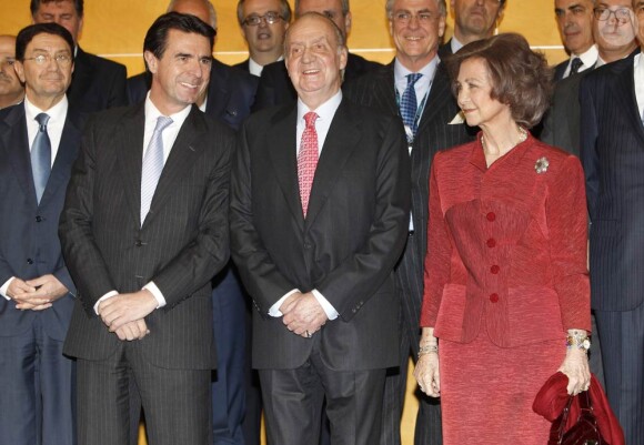 Accompagnés du ministre Soria, le roi Juan Carlos Ier et la reine Sofia d'Espagne présidaient à la clôture du 6e Forum d'Exceltur, à Madrid, le 17 janvier 2012.