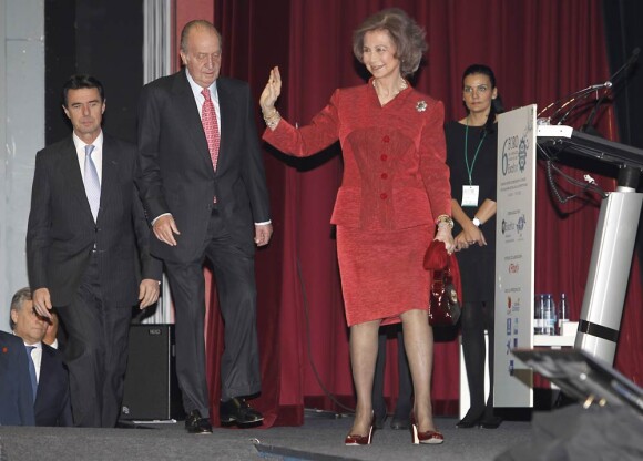 Le roi Juan Carlos Ier et la reine Sofia d'Espagne présidaient à la clôture du 6e Forum d'Exceltur, à Madrid, le 17 janvier 2012.