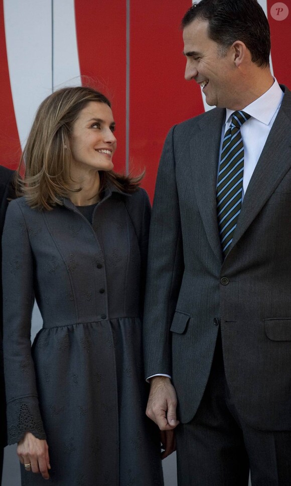 La princesse Letizia et le prince Felipe d'Espagne découvraient le 19 janvier 2012 l'exposition itinérante consacrée aux 75 ans de RNE, la radio nationale d'Espagne, une véritable institution.