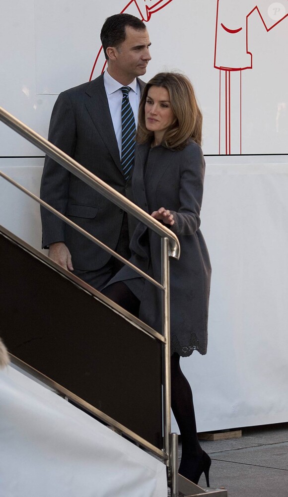 Le prince Felipe et sa femme la princesse Letizia d'Espagne découvraient le 19 janvier 2012 l'exposition itinérante consacrée aux 75 ans de RNE, la radio nationale d'Espagne, une véritable institution.