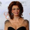 La légende vivante du cinéma Sophia Loren ose la robe décolleté lors des Golden Globes Awards 2010 à Los Angeles.