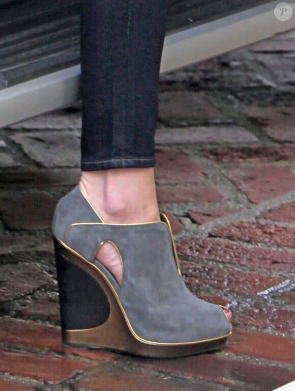 Les superbes chaussures compensées de Katerhine Heigl, portées avec un slim brut, un cardigan crème et un sac léopard à Beverly Hills, le 20 janvier 2012.