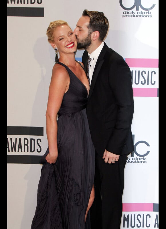 Katerhine Heigl et son mari Josh Kelley, amoureux sur le tapis rouge des American Music Awards à Los Angeles, le 20 novembre 2011.