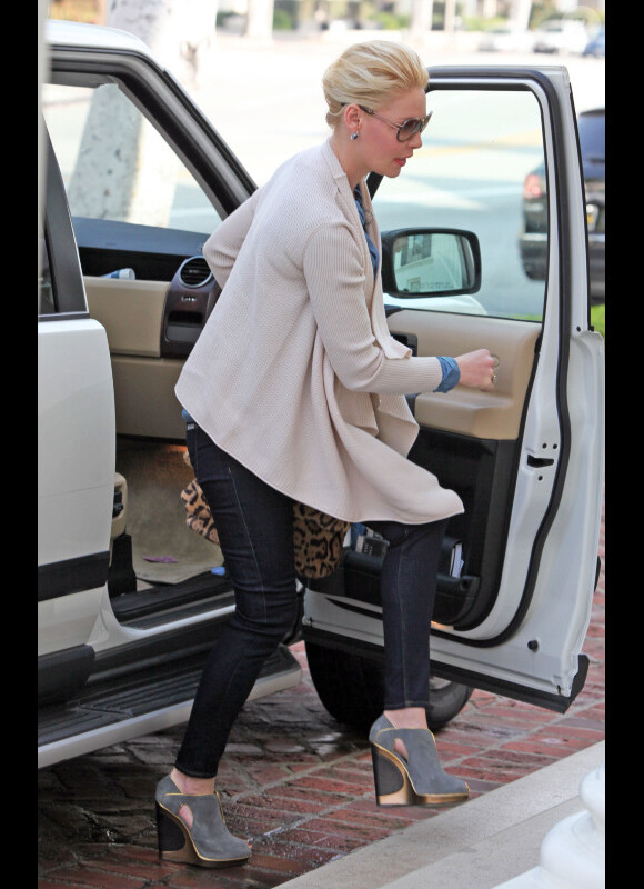 Katerhine Heigl en cardigan crème, slim et chaussures compensées à Beverly Hills, le 20 janvier 2012.