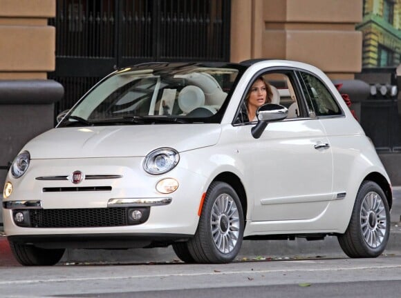 Jennifer Lopez dans une Fiat 500 sur le tournage de son clip Papi à Los Angeles
