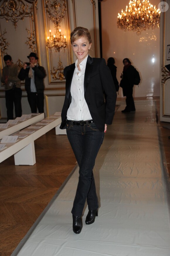 La journaliste/présentatrice télé Maya Lauqué était très chic dans un look simple et efficace pour assister au défilé haute couture Christophe Josse à Paris, le 23 janvier 2012.