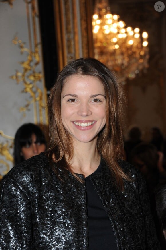L'actrice Elsa Kikouïk, toute souriante avant le début du défilé haute couture Christophe Josse à Paris, le 23 janvier 2012.