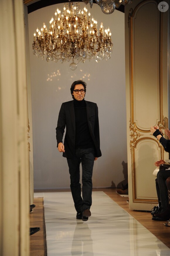 Le créateur Christophe Josse salue ses invités lors de son show haute couture à Paris, le 23 janvier 2012.
