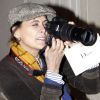 Inès de la Fressange, stylée en reporter photographe, se la joue Terry Richardson lors du défilé Christian Dior haute couture à Paris, le 23 janvier 2012.