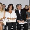 Bar Refaeli et Cameron Diaz, assises confortablement au côté du président de Dior, Sidney Toledano et sa femme Katia à Paris, le 23 janvier 2012.