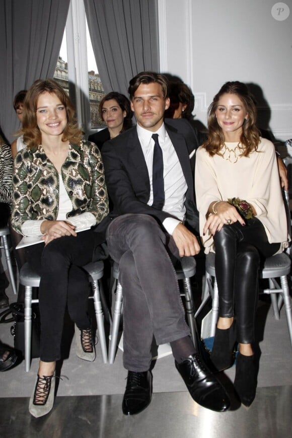 Johannes Huebl, bien entouré de sa conjointe Olivia Palermo et de Natalia Vodianova à Paris, le 23 janvier 2012.
