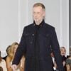 Bill Gaytten, qui assure l'intérim après le départ de John Galliano, est ovationné par les invités du défilé Christian Dior haute couture printemps-été 2012 à Paris, le 23 janvier 2012.